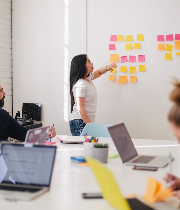 必一运动团队在演播室工作的场景